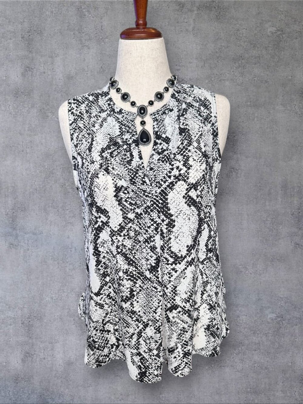 ✨ Worthington Petite Snakeskin Print Sleeveless Blouse Size PL